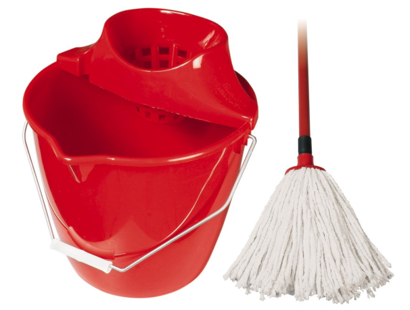 Úklidová sada červený kbelík, ždímač, hůl, a mop.
